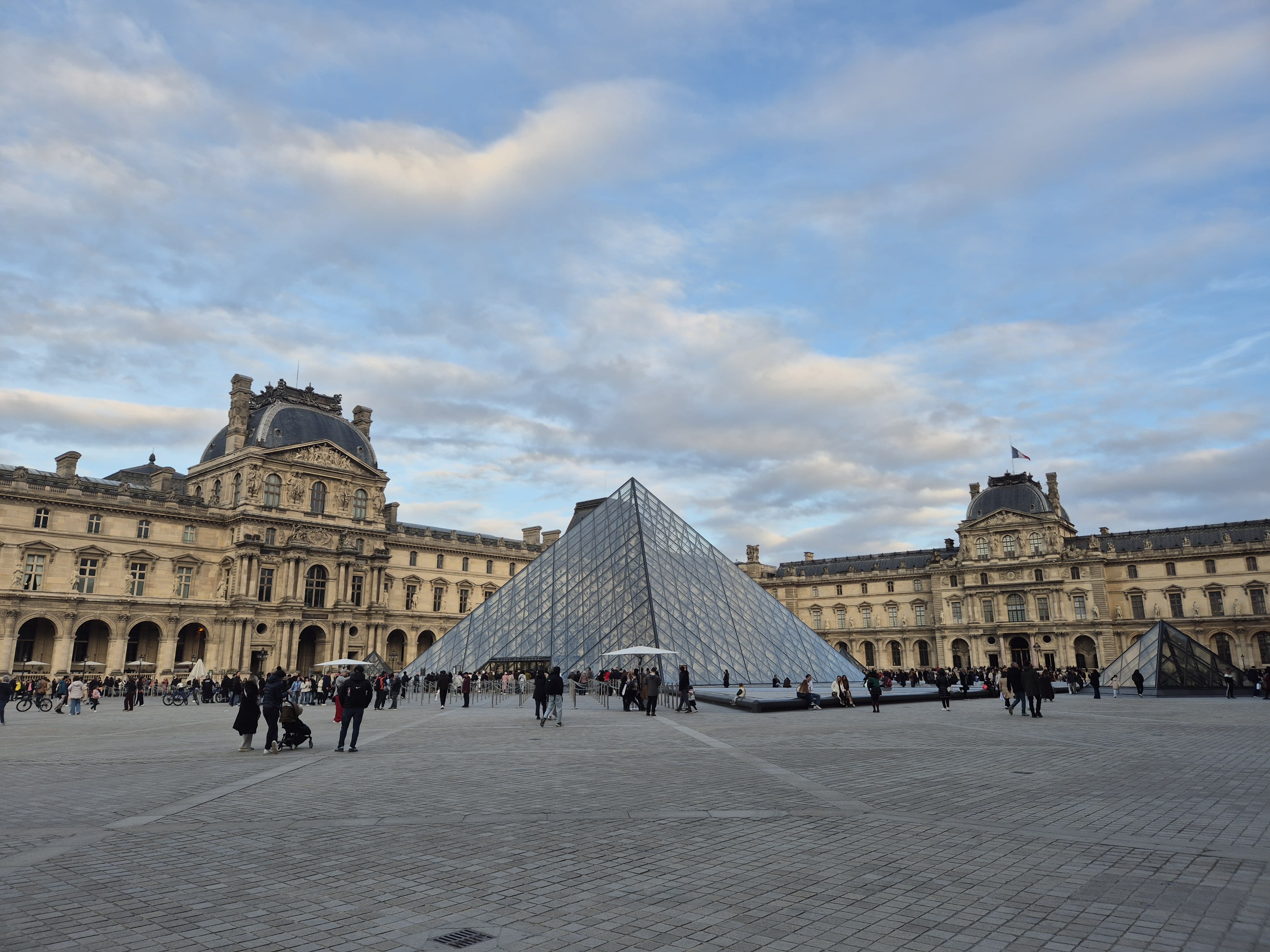 盧浮宮的金字塔